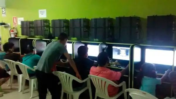 15 frases que los peruanos decían en las cabinas de internet con sus amigos