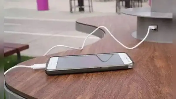 ¿Por qué no es recomendable que cargues la batería de tu teléfono en los puertos USB públicos?