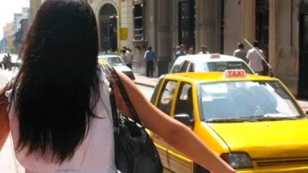 Mujer no tenía dinero para el taxi y hace atrevida propuesta al chofer para pagarle [FOTO]