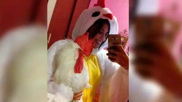 Facebook viral: joven se gradúa junto a su gallo a quien rescató cuando era un pollito pintado [FOTOS]