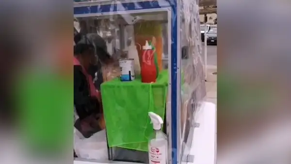 Peruana sorprende con ingeniosa idea para vender desayunos en la calle y proteger sus productos [VIDEO]