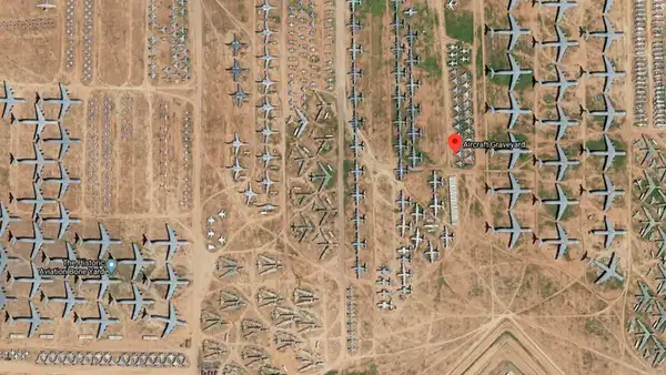 Google Maps: recorre inhóspito desierto y halla tétrico  ‘cementerio’ de aviones [FOTOS]