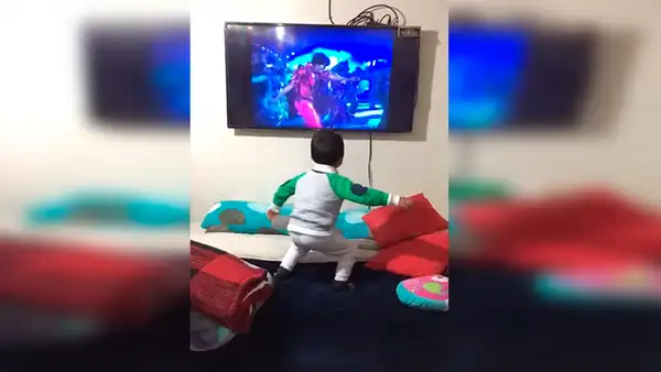 Facebook viral: niño imita a Michael Jackson con sus pasos de baile al ritmo de 'Thriller' [VIDEO]
