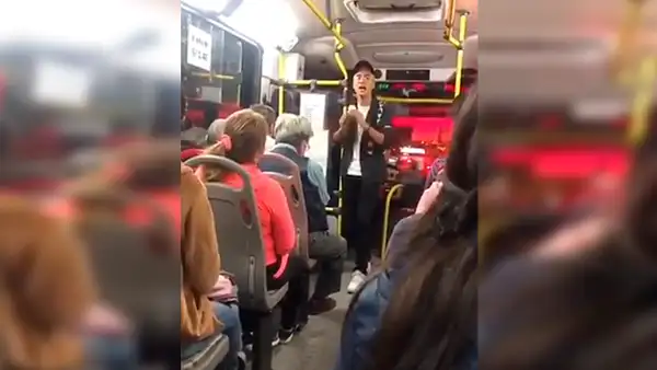 Facebook: joven sube a bus y sorprende con remix de canciones religiosas y reggaetón [VIDEO] 