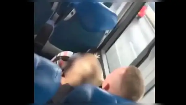 Escocia: Pareja es captada teniendo sexo oral en autobús [VIDEO]