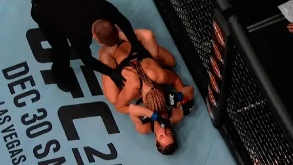 En YouTube luchadora de MMA mostró de más en plena pelea [VIDEO]