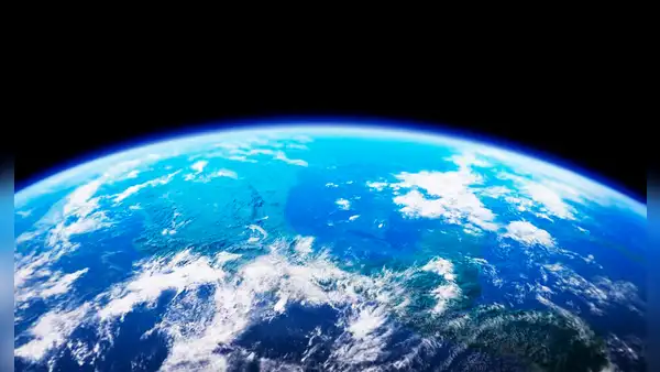 ¿Por qué nuestro planeta se llama Tierra si tiene más agua y quiénes definieron este nombre?