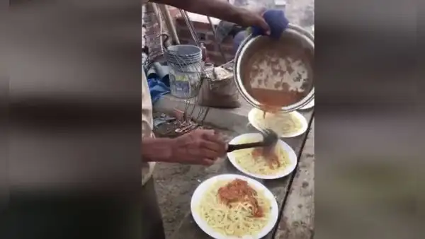 Peruano prepara tallarines en balde de cemento y usa ladrillos como cocina impactado a miles [VIDEO]