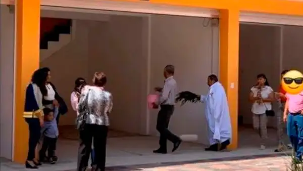 San Valentín: sacerdote bendice cuartos de hotel y las imágenes se vuelven virales 