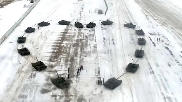 Militar ruso le pide matrimonio a su novia con un corazón hecho de tanques [VIDEO]
