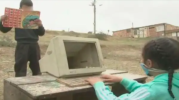 Primitos juegan con hacer sus tareas en una computadora vieja que sacaron de la basura [VIDEO]