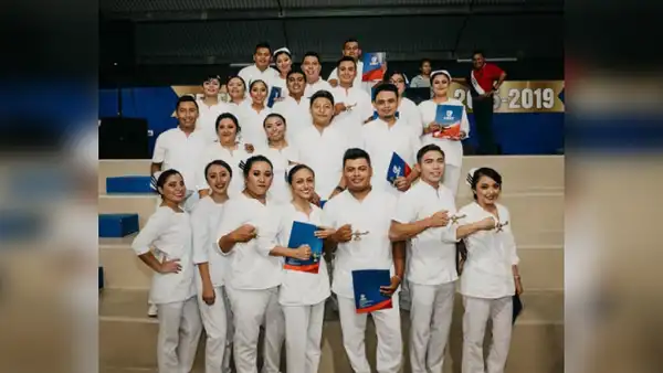 Trabajó como albañil para graduarse de enfermero y festeja su logro con sus excompañeros [FOTOS]