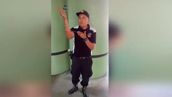 Vigilante causa furor en TikTok por sus increíbles malabares con un trompo [VIDEO] 