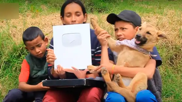 Familia campesina ‘youtuber’ alcanzó los 100.000 suscriptores enseñando a cultivar en cuarentena 