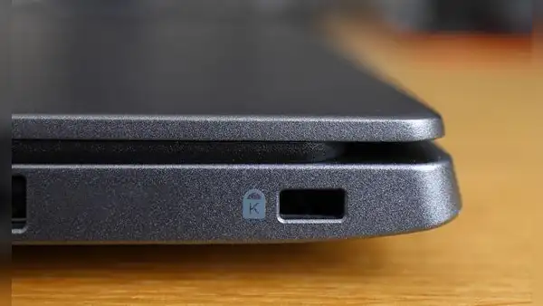 ¿Para qué sirve el pequeño agujero que encontramos al lado izquierdo o derecho de las laptops?