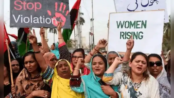 Liberan a sujeto condenado a cadena perpetua por violación tras acordar casarse con su víctima en Pakistán