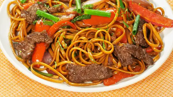Tallarín saltado criollo [receta completa y video]