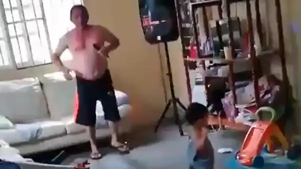 Facebook viral: padre estuvo al cuidado de su nieto y su hija los descubrió en una curiosa escena [VIDEO] 