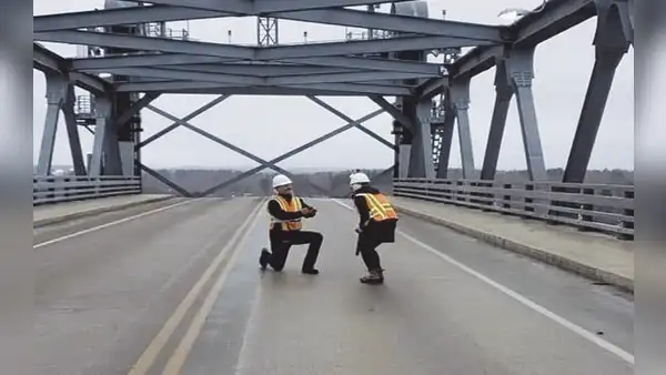 La romántica propuesta de matrimonio que hizo un ingeniero a su novia en un puente [FOTOS]