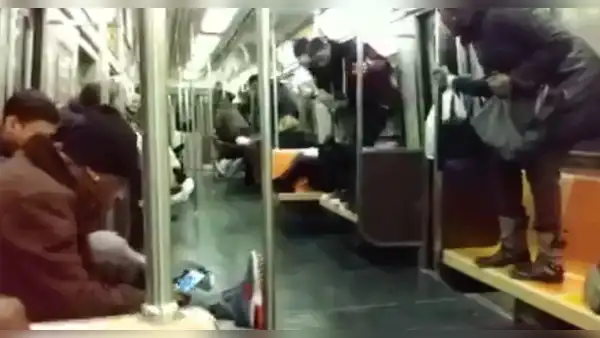 Facebook: Rata aparece en vagón de tren y pasajeros pierden el control [VIDEO]