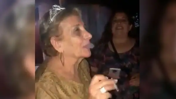 Abuela celebra su cumpleaños fumando marihuana junto con sus nietos [VIDEO]