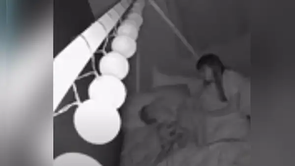Cámara de seguridad capta curiosa escena de una mamá con su bebé
