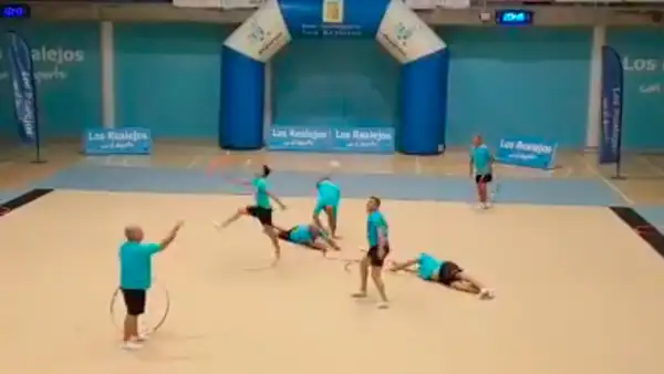 Papás realizan coreografía de gimnasia rítmica y se roban el show en colegio de sus hijas [VIDEO]