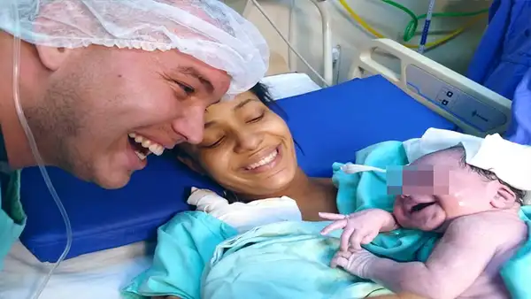 La tierna reacción de una recién nacida al oír por primera vez la voz su padre [FOTOS] 