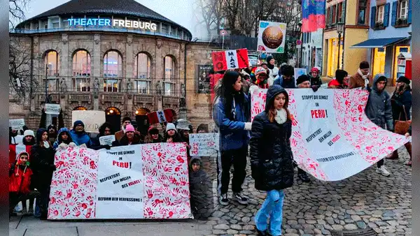 Manifestantes en Alemania se pronuncian por crisis en Perú: “Estamos entrando en un terrorismo de Estado”