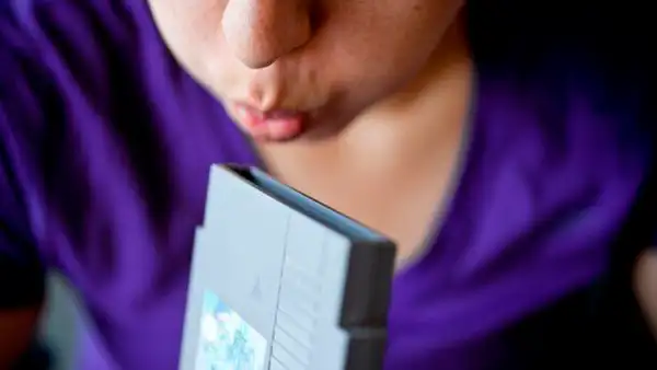 YouTube Viral: Por esta razón no debiste soplar los cartuchos de Nintendo [VIDEO]