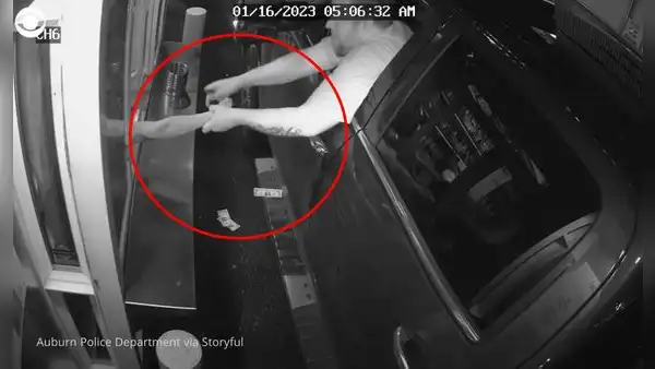 Mujer se salva de ser secuestrada luego de que hombre intentara sacarla por ventana de autoservicio