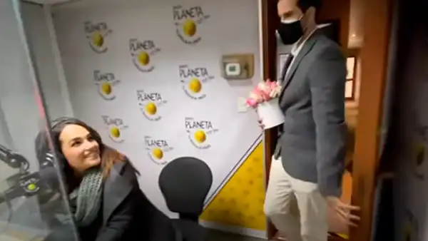 Locutora de radio es sorprendida por su novio al pedirle matrimonio durante programa en vivo [VIDEO] 