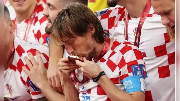La tierna foto de Luka Modric besando su medalla de tercer lugar que da la vuelta al mundo
