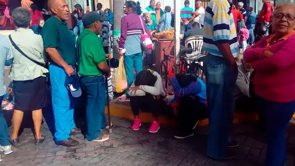Ancianos venezolanos padecen al cobrar pensión con billetes que no aceptan en comercios