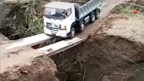 En Facebook: Intenta cruzar peligroso puente y ocurre lo menos pensado [VIDEO]