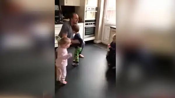 Mujer regresa a casa y descubre a su esposo con sus hijos en la más tierna escena [VIDEO]