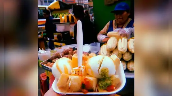 Ceviche vs. tlayuda en Netflix: papita con huevo, el verdadero rey de la comida callejera en el Perú