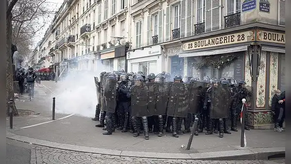 Emmanuel Macron reta a los manifestantes y anuncia que no dará marcha atrás