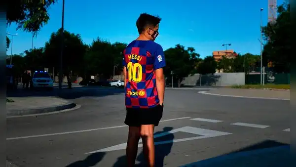 La historia del niño que fue viral cuando no apareció Messi: “Me puse a llorar, he dormido mal” [VIDEO]