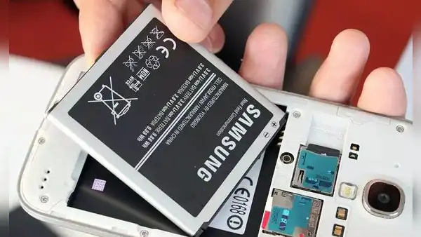 ¿Vuelven los celulares con batería extraíble? Proyecto obligaría a marcas a fabricarlos