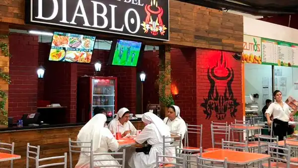 Facebook Viral: ¡Ni judas fue tan valiente! Captan a Monjan almorzando en "La olla del diablo"