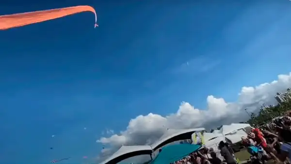 Pequeña niña fue levantada por los aires tras quedar enredada en una cometa y sale ilesa [VIDEO]