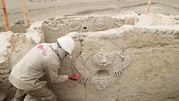 Hallan relieve de sapo humanizado en Vichama