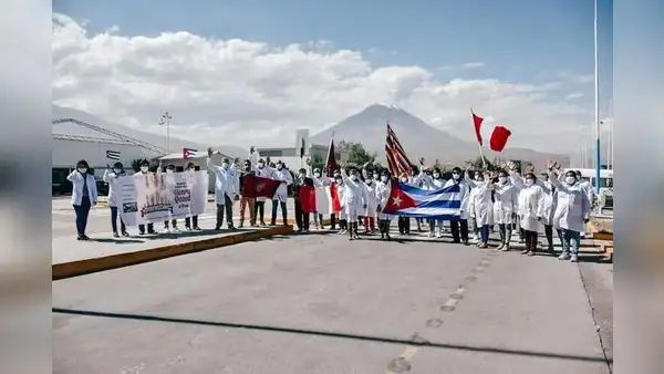 Médicos cubanos llegan a Arequipa para reforzar respuesta ante COVID-19