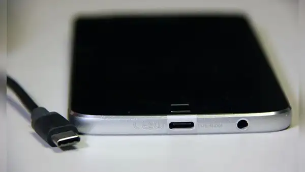 ¿Cómo limpiar correctamente el puerto de carga de tu teléfono?