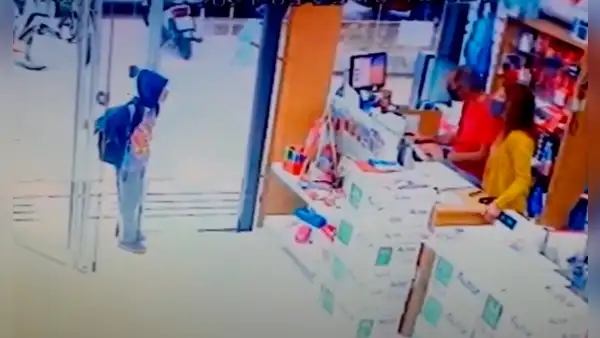 Niño entra a librería para pedir donación y dueño le regala todos sus útiles
