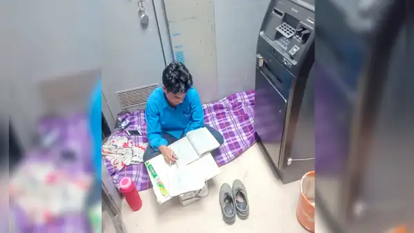 Captan a vigilante estudiando dentro de un cajero automático