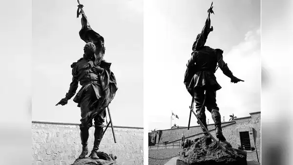 ¿Debe volver la escultura original de Bolognesi a su plaza?