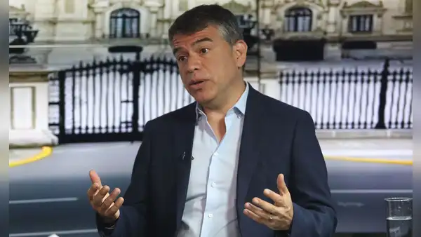 Guzmán deja la presidencia del Partido Morado y convoca a elecciones internas