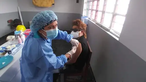 Chupetin Trujillo acudió a centro de vacunación para recibir su primera dosis contra la COVID-19